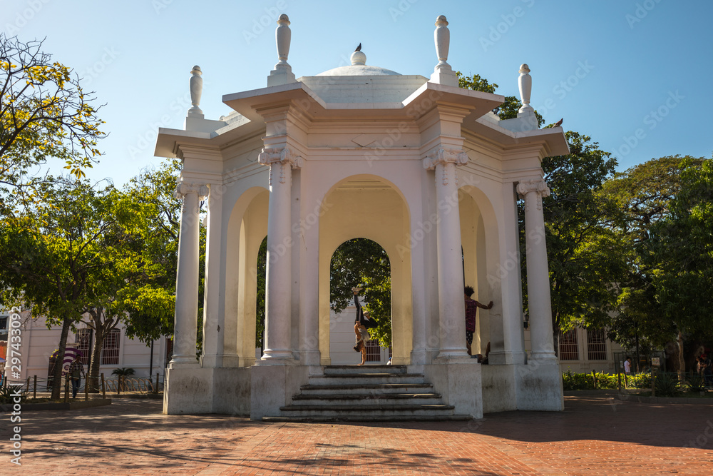 Fototapeta premium bailarines urbanos en medio de un monumento en medio de plaza de la ciudad caribeña de santa marta