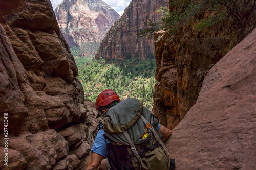 Foto Canyoneer Approaches Precipitous Cliff in Zion
