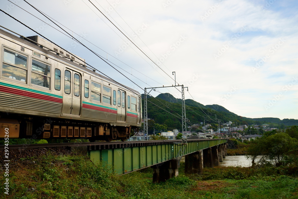 ローカル線の鉄橋と無人駅