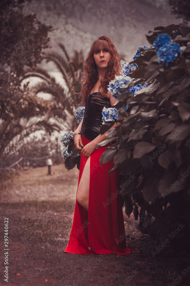 chica guapa en la naturaleza rodeada de montañas y río chica guapa en la naturaleza rodeada de montañas y río