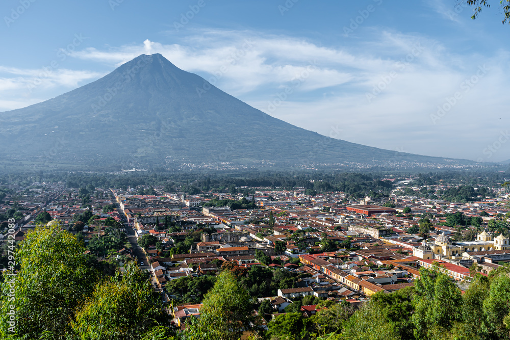 El volcán de agua en la ciudad de Antigua Guatemala a tus pies.