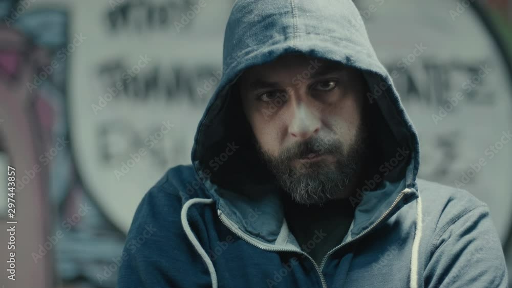 Vidéo Stock An eccentric controversial energetic male urban rapper ...