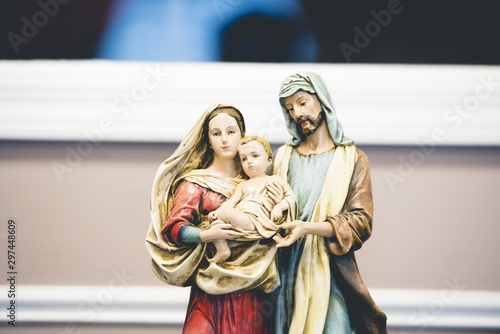 Canvastavla Closeup shot of the mother Mary figurine with a blurred background