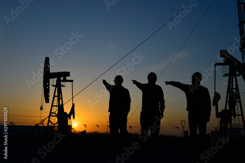 The oil workers in the job © qiujusong