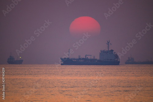 沖の航路に昇る日の出の太陽DSC0218