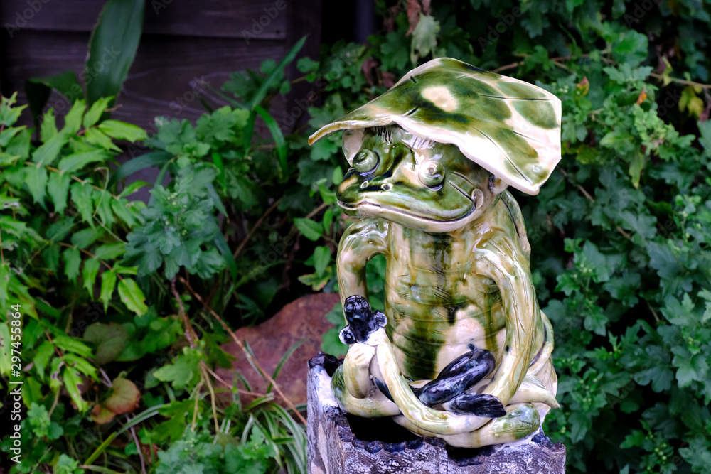 うなぎを捕まえる河童