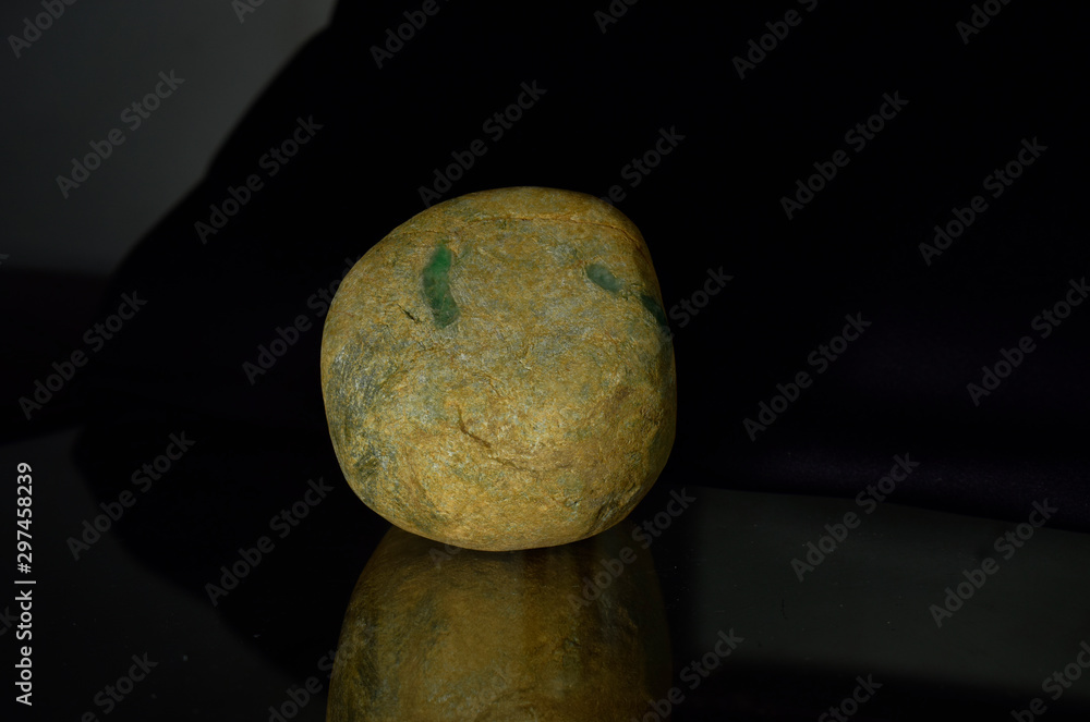 Natural jade Is a lump that has not been cut Is a jade that is expensive and rare Natural jade Is a lump that has not been cut Is a jade that is expensive and rare