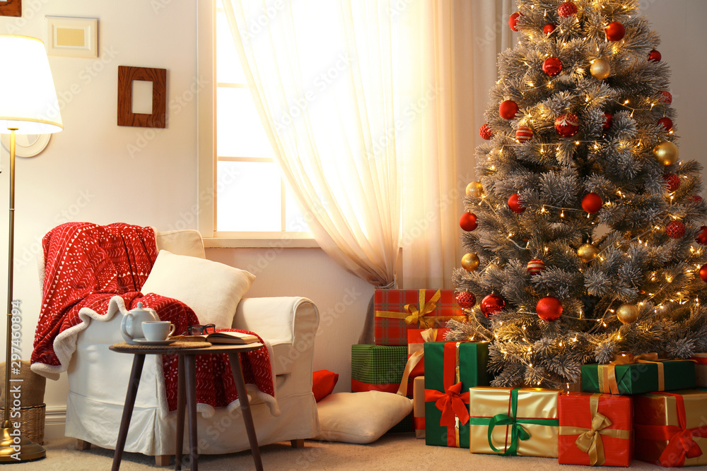 Obraz premium Stylish room interior with beautiful Christmas tree and gift boxes