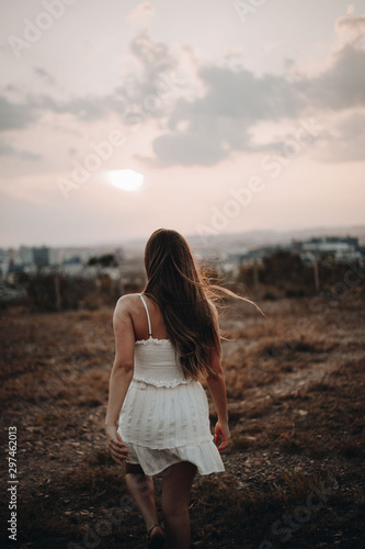 girl walking © Lucas Felix