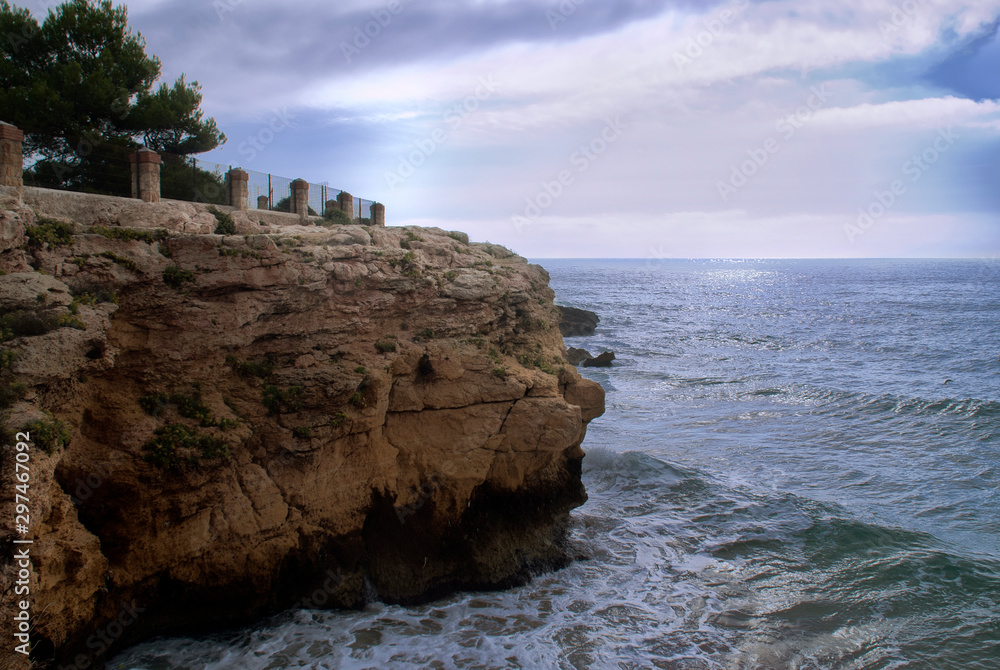 acantilado en la costa Mediterránea en Tarragona (España)