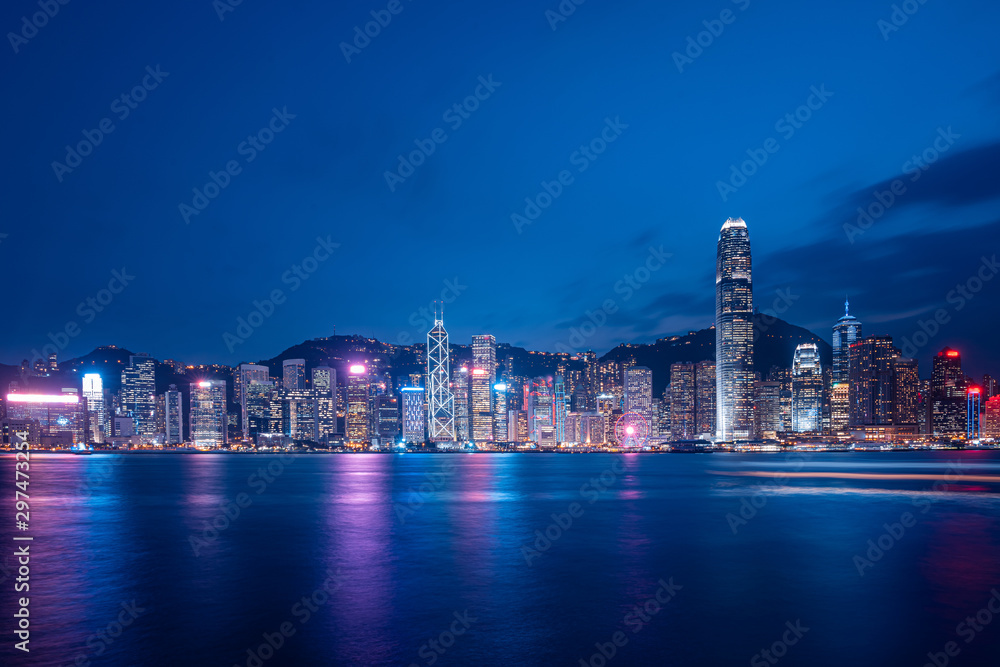 Fototapeta premium Gród i panoramę w porcie Victoria w Hongkongu w nocy
