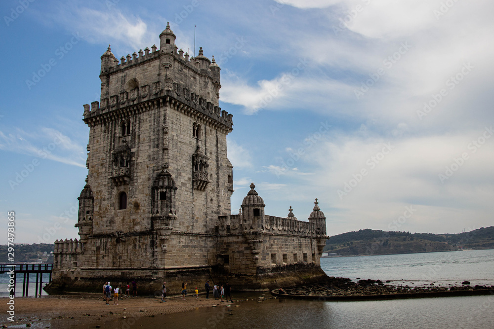 Torre frente al mas