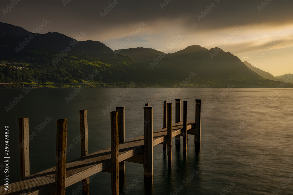 Steg am See beim Sonnenuntergang