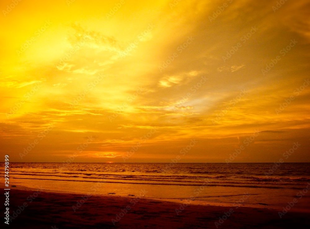 Fototapeta premium Dramatic sunset over the sea