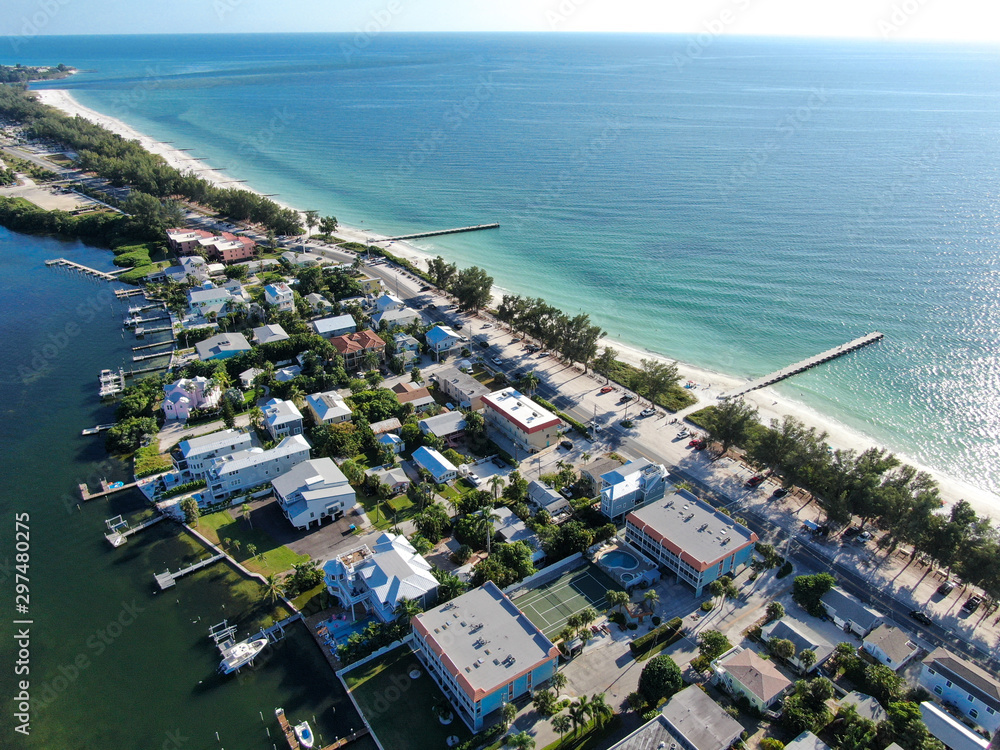 Φωτογραφία Aerial view of Anna Maria Island town and beaches, barrier island on Florida Gulf Coast