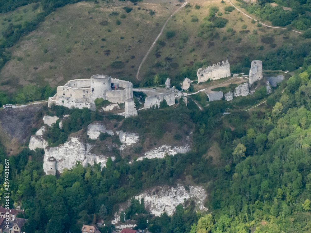 Fototapeta premium vue aérienne du château Gaillard aux Andelys dans l'Eure en France
