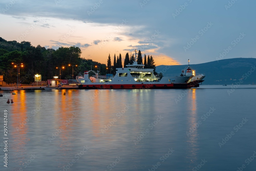 Naklejka premium Ferry in the bay