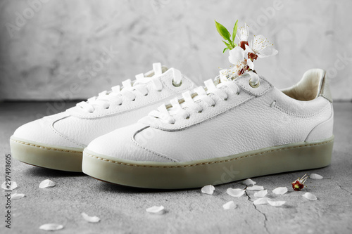 White plimsolls made of tumbled leather, matching laces, fabric lining and lightweight platform soles
