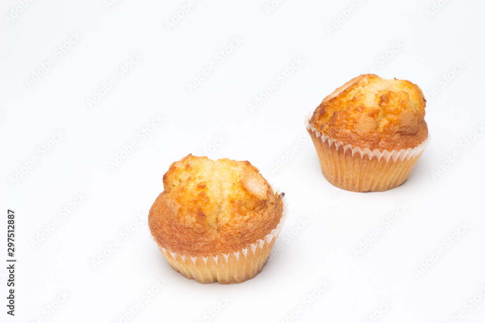 Magdalenas, bollería industrial, sobre fondo blanco; pastelitos para ser comidos en los desayunos y en las meriendas, muchas calorías, mucha azúcar, comida poco saludable Magdalenas, bollería industrial, sobre fondo blanco; pastelitos para ser comidos en los desayunos y en las meriendas, muchas calorías, mucha azúcar, comida poco saludable