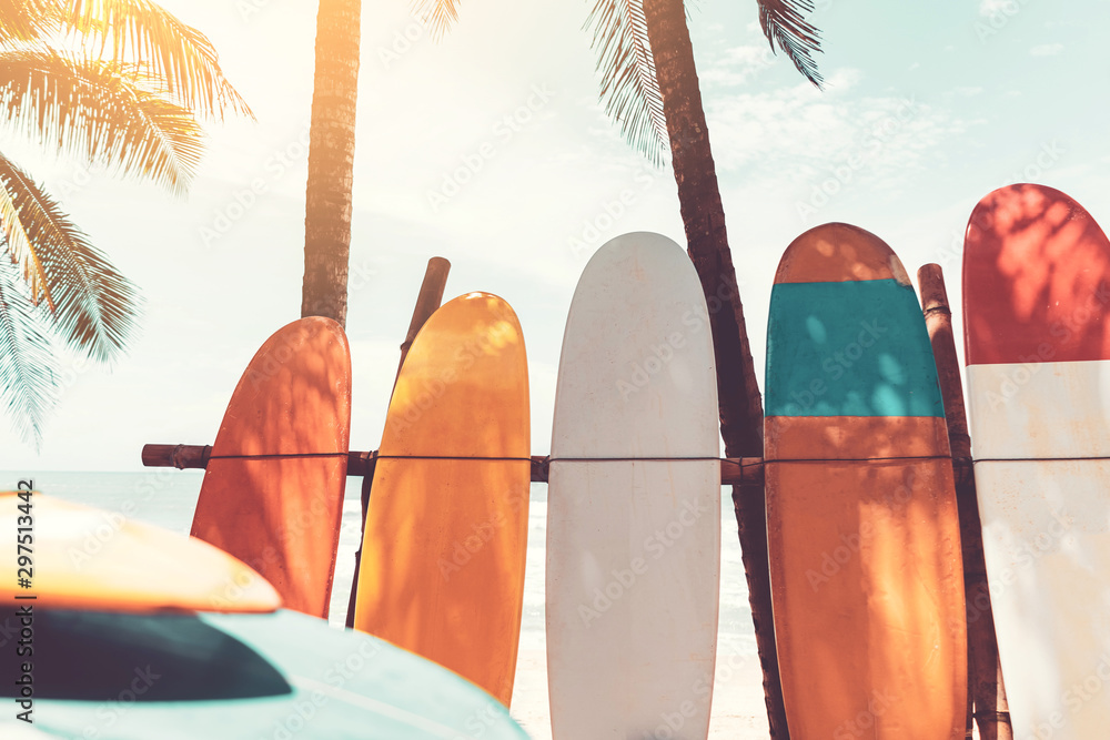 Surfboard and palm tree on beach background. Stock 写真 | Adobe Stock