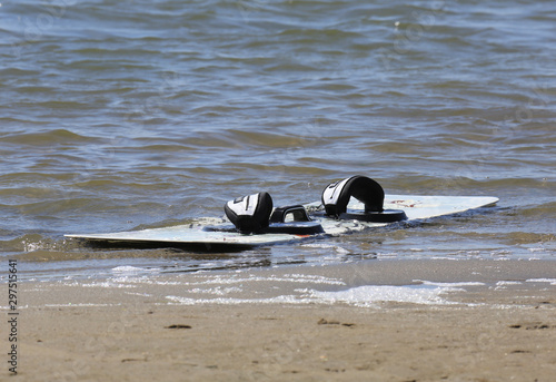 Kitesurfer-Brett im Meer