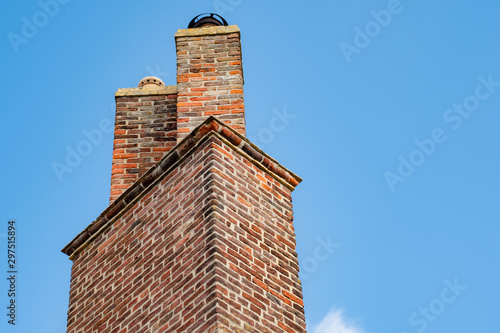Fotografia Newly renovated and repaired architectural chimneys seen atop a very old house
