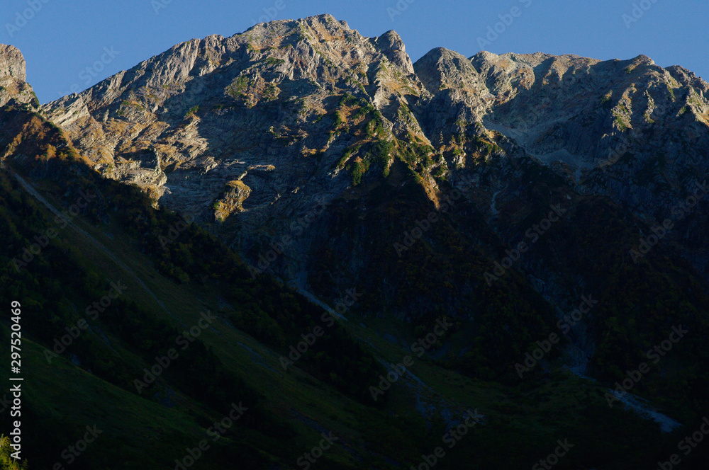 Obraz premium 晩秋の日本アルプス 岩と黄葉