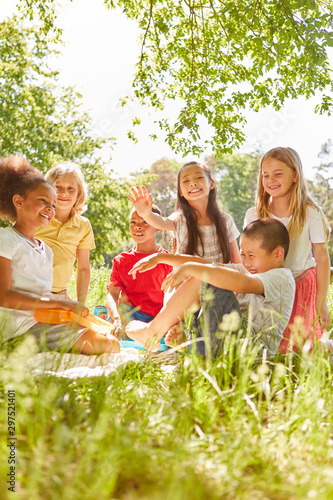 Gruppe fröhlicher Kinder macht ein Picknick