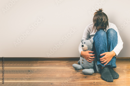 Φωτογραφία Prenatal loss concept - depressed woman holding teddy bear toy, copy space