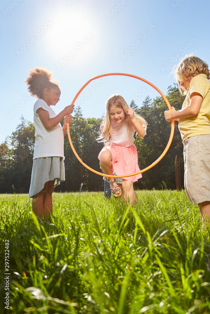 Kinder Springen Kinder springen durch einen Gymnastik Reifen Stock Photo | Adobe Stock
