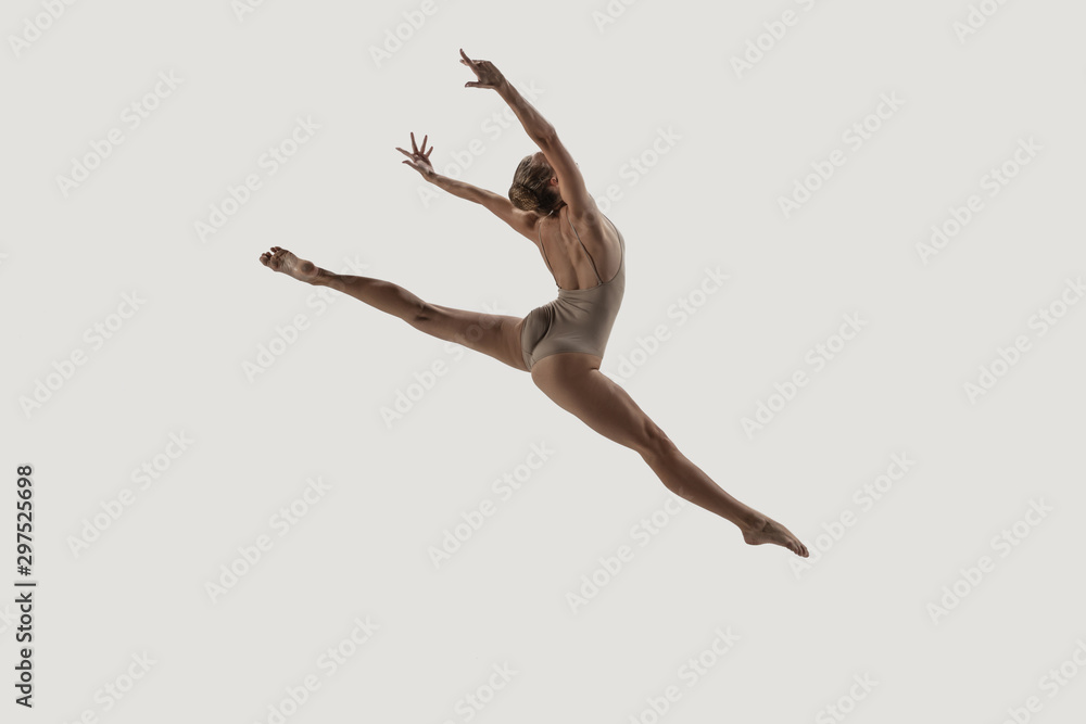 Fototapeta Nowoczesna tancerka baletowa. Balet sztuki współczesnej. Młoda elastyczna sportowa kobieta. Studio strzelający odizolowywającym na białym tle. Negatywna przestrzeń.