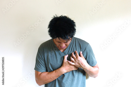 Foto A man has chest pain