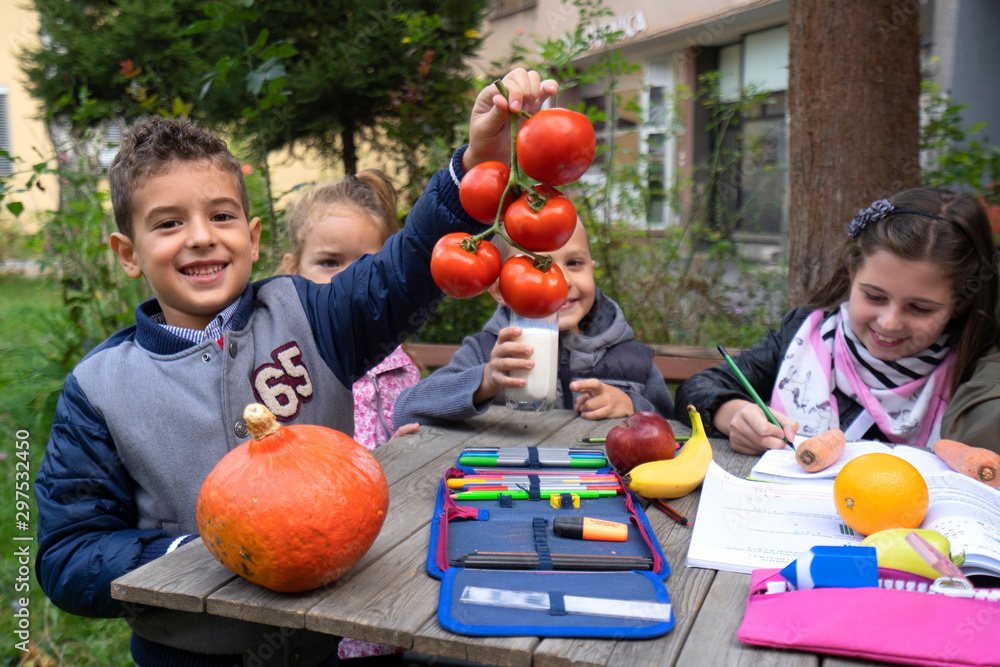 Fototapeta premium Group child doing homework. - Image