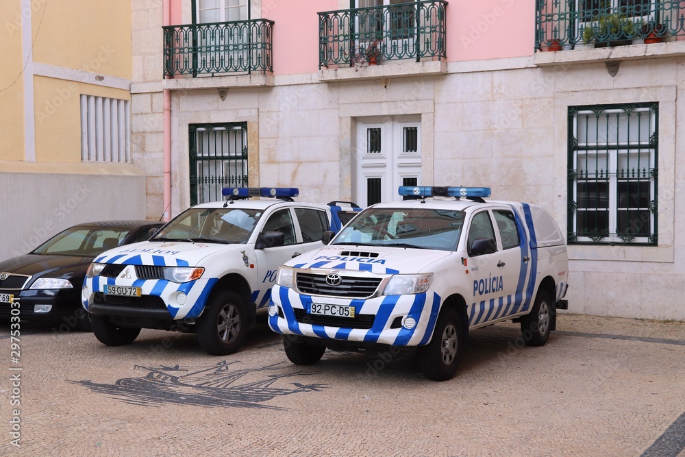 LISBON, PORTUGAL - JUNE 4, 2018: Mitsubishi L200 and Toyota Hilux of Portugal  Police. The full name of the Portugese force is Public Security Police (PSP).  foto de Stock | Adobe Stock