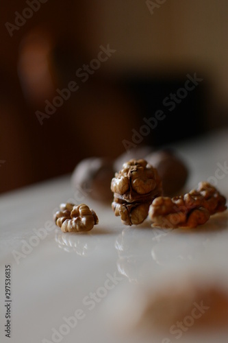 Obraz na płótnie golden beads on black background w salonie