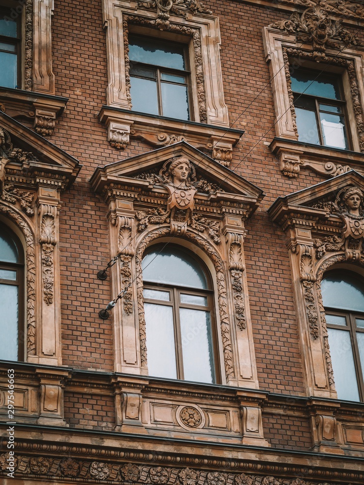 Obraz premium Autumn gloomy streets of the city, the facades of beautiful old buildings in St. Petersburg