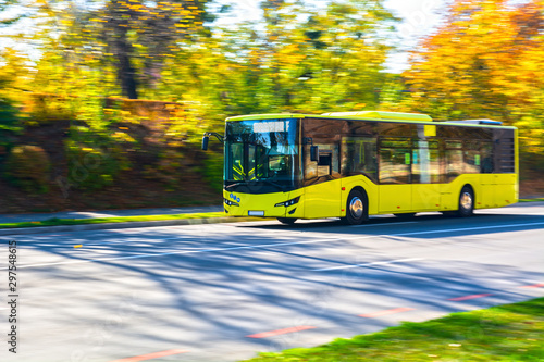 Obraz na płótnie Public transport yellow bus w salonie