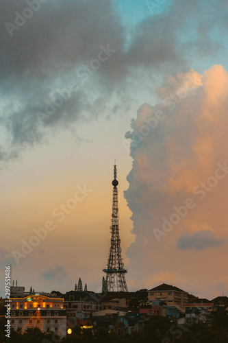 silhouette of the tower at sunset © Vu