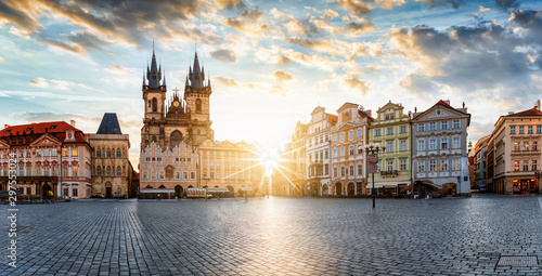 Panorama des großen Platzes in der Altstadt von Prag mit Marienkirche und Nationalgalerie bei Sonnenaufgang ohne Menschen, Tschechien