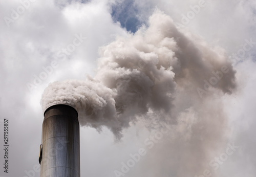 Φωτογραφία smoke stack billowing smoke