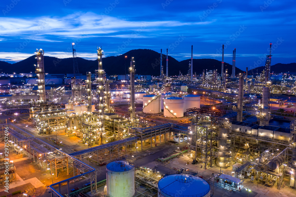 Obraz premium twilight landscape refinery oil and gas at night aerial view
