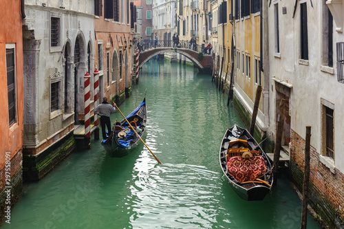 Gondelfahrt auf einem Kanal von Venedig © allexclusive