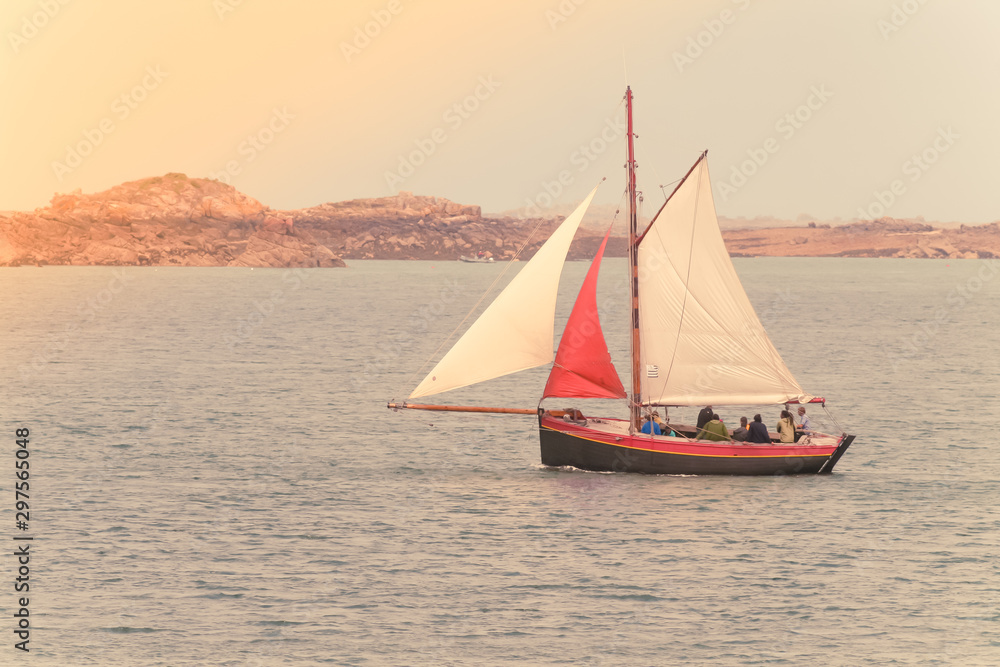 Fototapeta premium voilier rouge en Bretagne