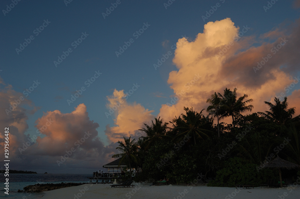 Obraz premium Picturesque evening clouds of the Maldives