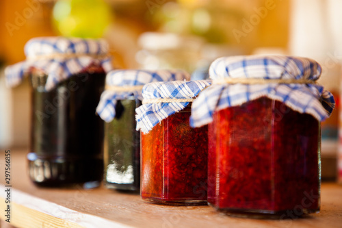 Foto natural home made jam from forest fruits in jars