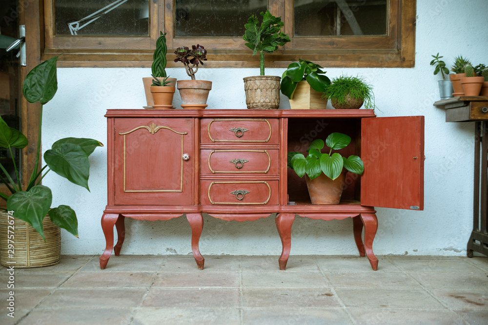 Aparador vintage / mueble antiguo con plantas en patio exterior con ventana  Stock Photo | Adobe Stock