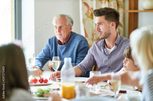 Erweiterte Familie mit Opa beim Mittagessen
