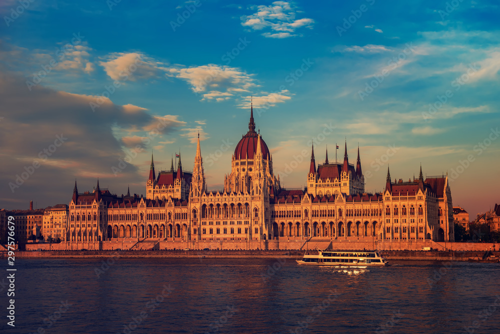 Fototapeta premium Budapest Parliament and river