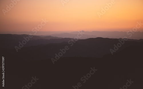 Siluetas de Montaña al Atardecer © Eduard