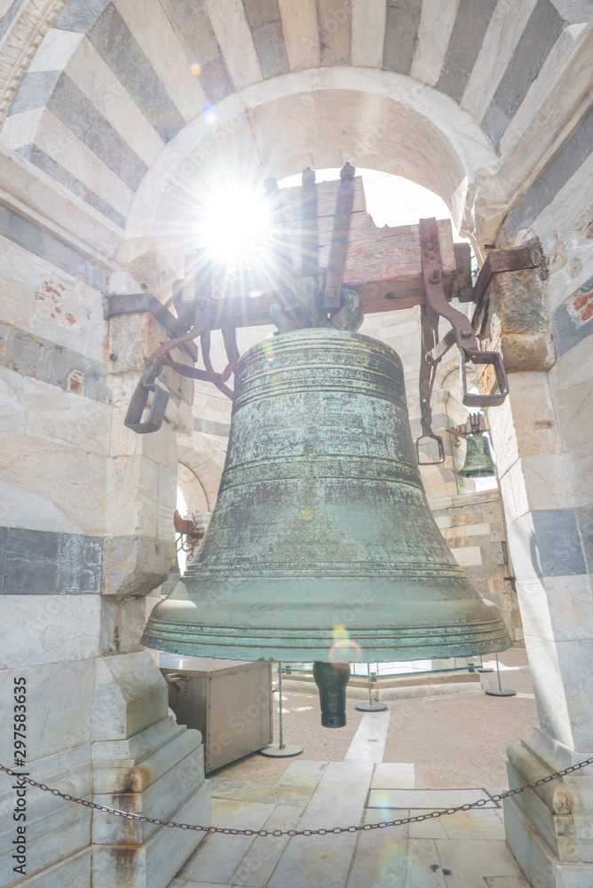 Schiefer Turm von Pisa, Glocke mit Sonnenstrahl